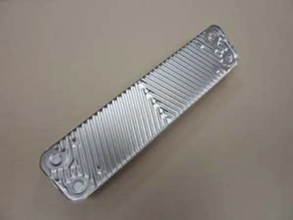 Aluminium-Wärmetauscher von Remeha mit gerillter Oberfläche, länglicher Form und Anschlussmöglichkeiten an beiden Enden, auf neutralem Hintergrund abgebildet.